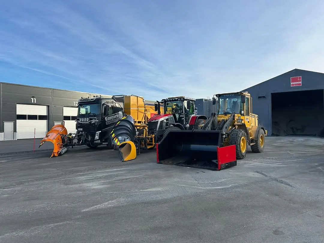 Snøryddingsutstyr med lastebil, traktor og hjullaster