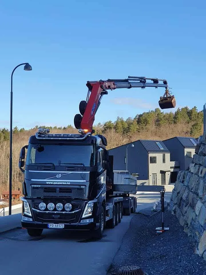 Lastebil med kran i arbeid ved boligområde